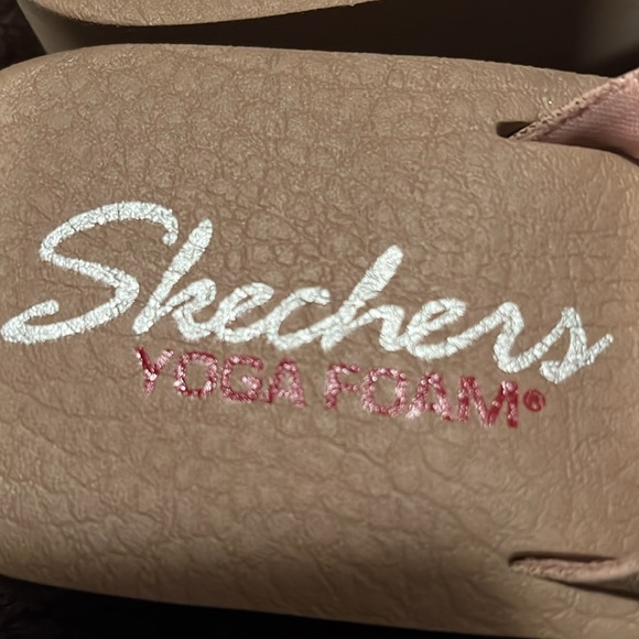 💗💗PRICE DROP💗💗NWOT-SKETCHERS YOGA FOAM ROSE GOLD SPARKLE✨ THONGS. SUPER SOFT - Picture 2 of 6